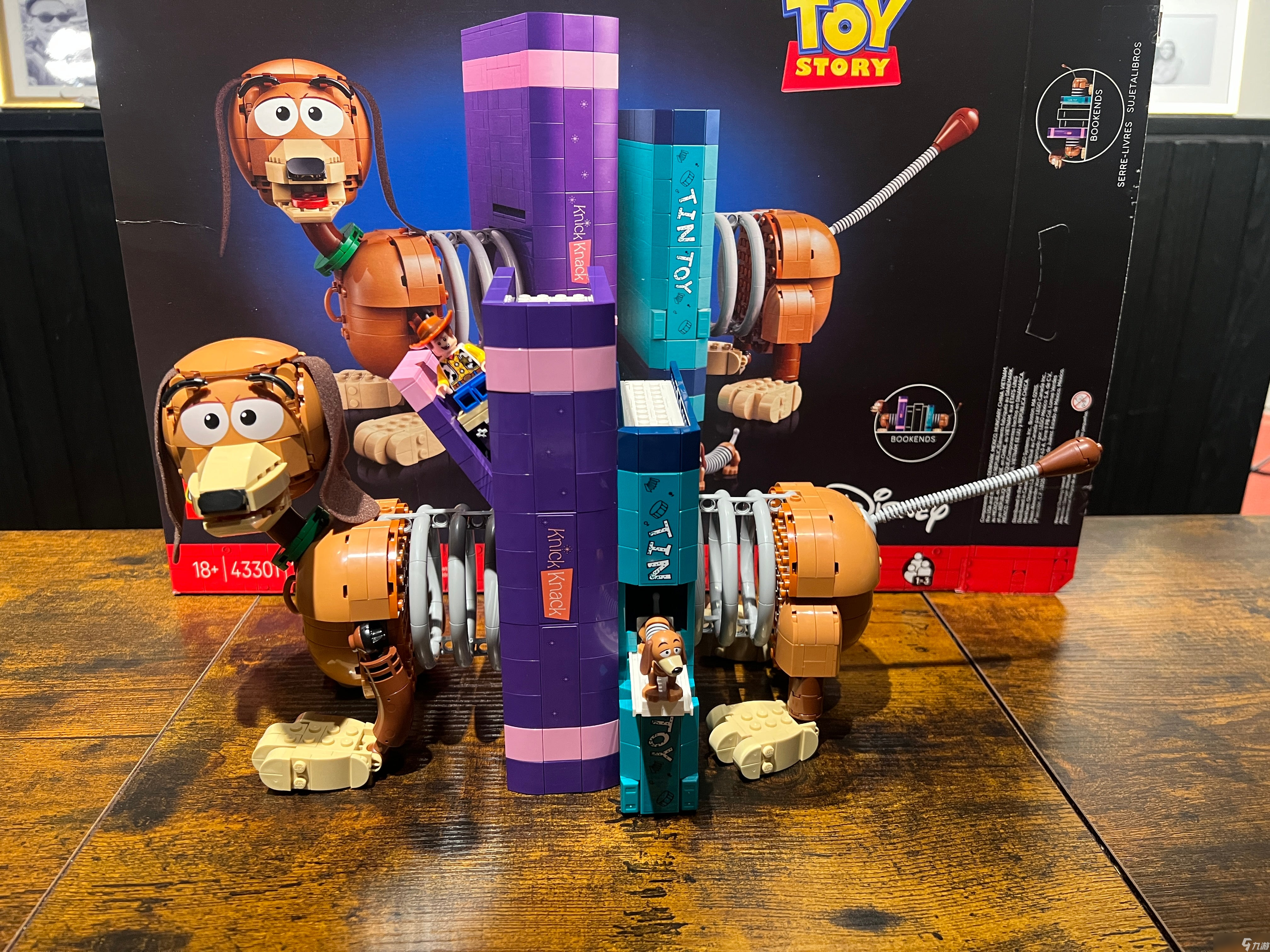 我们拼搭了乐高 Toy Story 弹簧狗书立 既有趣又实用
