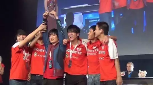 lol经典战役龙争虎斗决赛回放 极限丝血翻盘