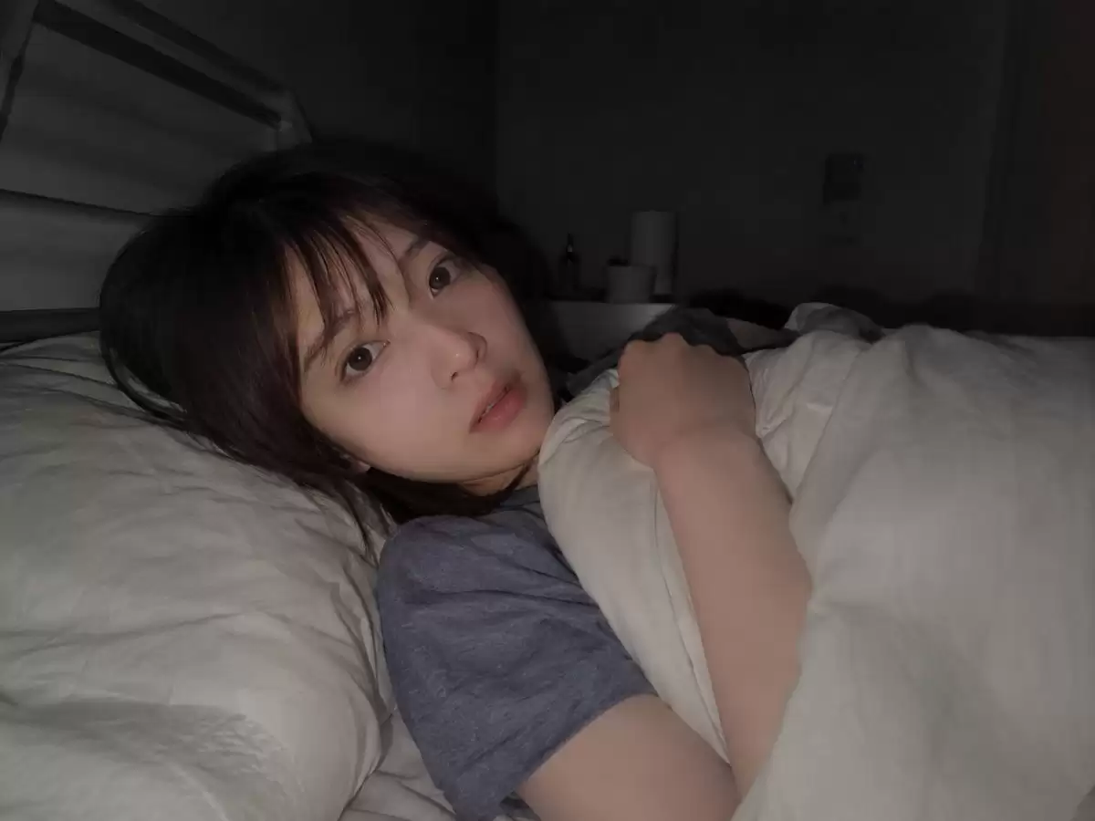 卧室昏暗睡前人像