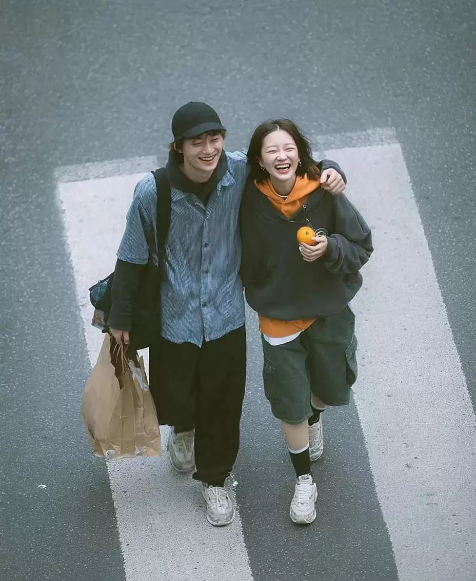 电影感俯拍街头情侣照