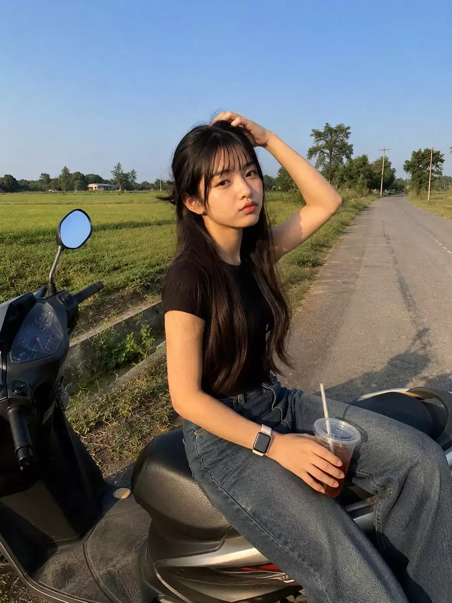 乡村骑行手机抓拍照片
